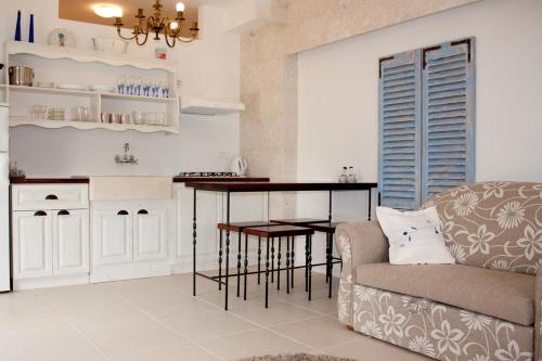 een keuken met een tafel en een bank in een kamer bij Apartments Lianto in Drasnice