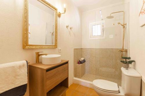 a bathroom with a sink and a toilet and a shower at Can gallu in Moscari