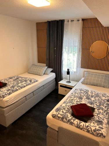 a bedroom with two beds and a window at Fe Wo auf der Alb in Wittlingen