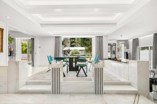 Luxury Villa with Pool, BBQ & Garden in Vouliagmeni