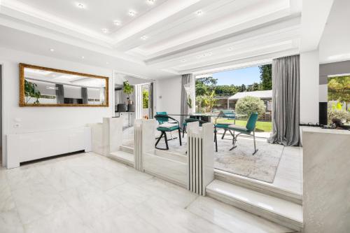 Luxury Villa with Pool, BBQ & Garden in Vouliagmeni