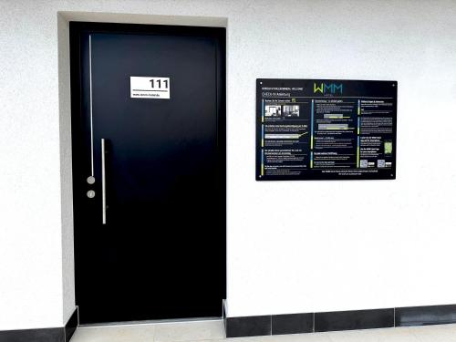 eine schwarze Tür mit einem Schild darauf in der Unterkunft KL Hotel by WMM Hotels in Kaiserslautern