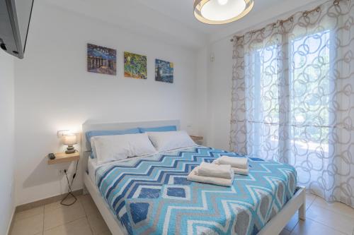 a bedroom with a bed with towels on it at La Casa Di Chloe in Marzamemi