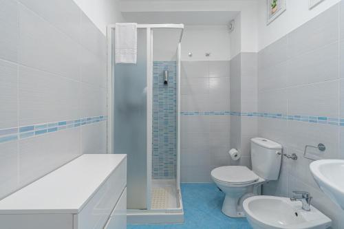 a white bathroom with a toilet and a shower at La Casa Di Chloe in Marzamemi