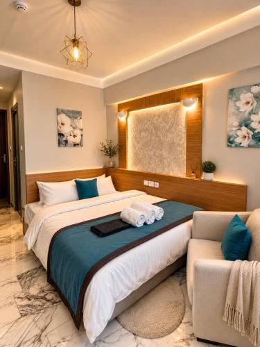 ein Schlafzimmer mit einem großen Bett und einer Couch in der Unterkunft Brand Otel in Didim