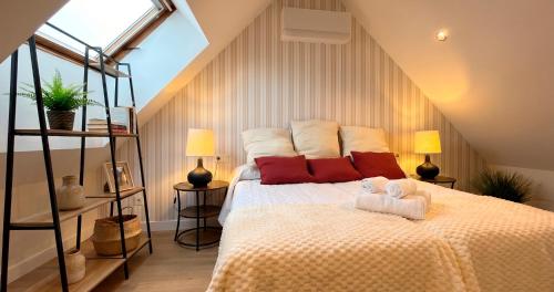 a bedroom with a bed with two towels on it at La Posada de las Flores in Astorga