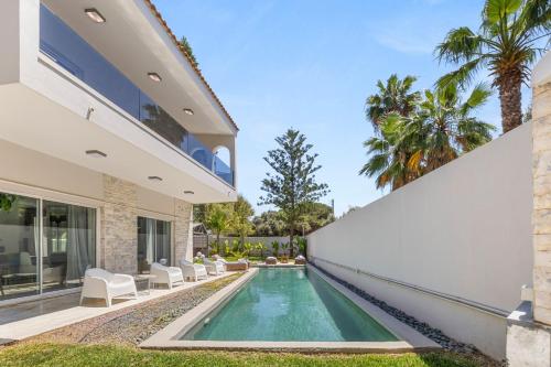 Luxury Villa with Pool, BBQ & Garden in Vouliagmeni