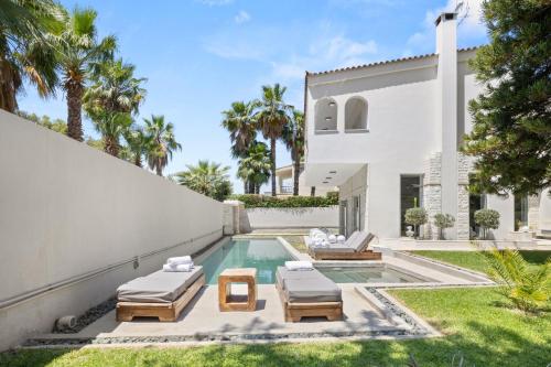 Luxury Villa with Pool, BBQ & Garden in Vouliagmeni