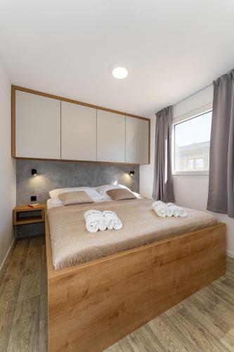a bedroom with a large bed with two towels at Casa Mare Drage in Drage