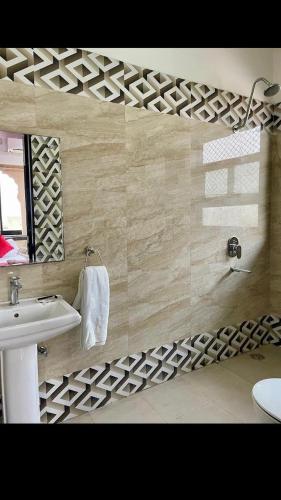 a bathroom with a sink and a mirror at Hotel Pratap Palace in Bharatpur
