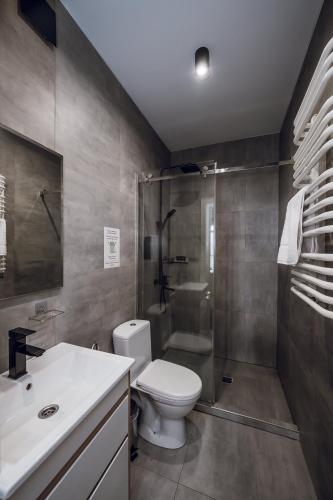 a bathroom with a toilet and a shower and a sink at Aparthotel "Mayak Yablunytsia" in Yablunytsya