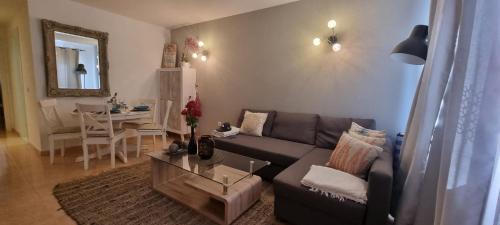 Frangipani - Apartment with Terrace & Shared Pool