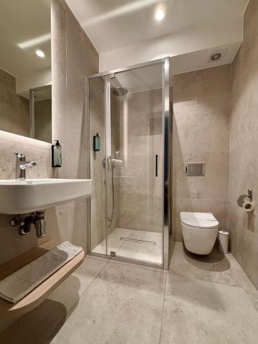 ein Badezimmer mit Dusche, Toilette und Waschbecken in der Unterkunft Casa Boca- free parking in Cluj-Napoca