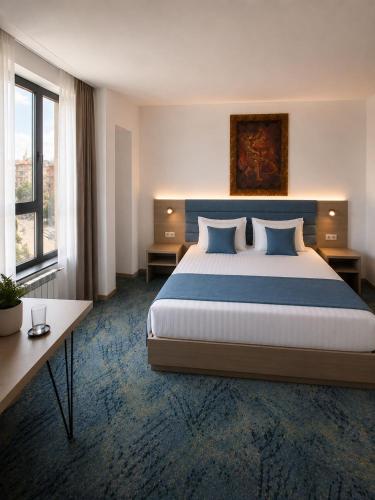 En eller flere senge i et værelse på Central Plaza Hotel