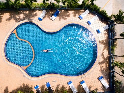 an overhead view of a swimming pool with a person in it at Sawasdee Siam Pattaya Hotel in Pattaya