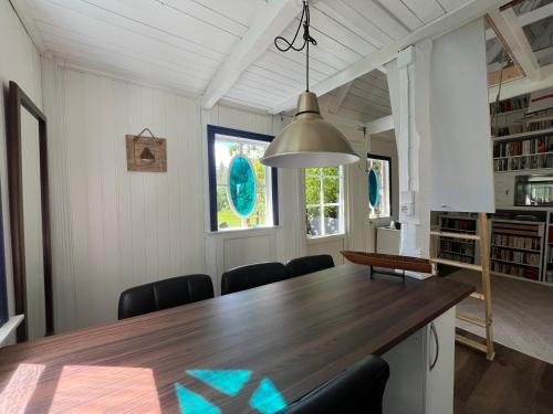 ein Esszimmer mit einem großen Holztisch und Stühlen in der Unterkunft Captain's cabin in Flen