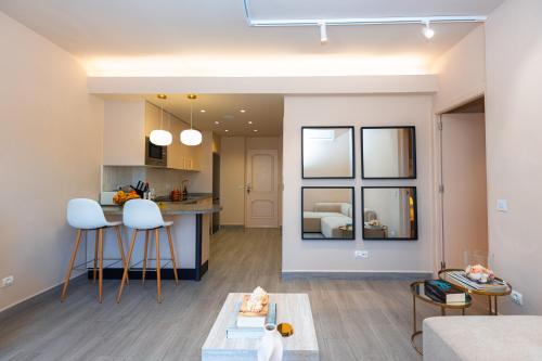a room with a kitchen and a living room at Verónica's Flat Playa Paraíso in Playa Paraiso