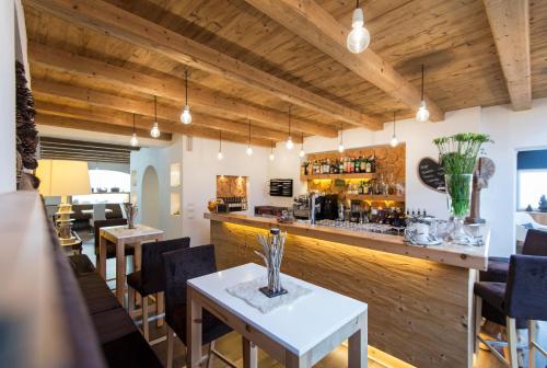 מסעדה או מקום אחר לאכול בו ב-Hotel Chalet S - Dolomites Design - adults recommended