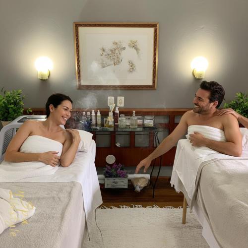 a man and a woman sitting in beds at SPA LIFESTYLE Centro de Bem Estar in Canela