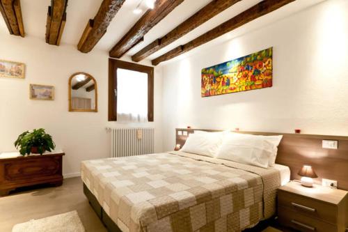 um quarto com uma cama e um quadro na parede em In the heart of Venice em Veneza