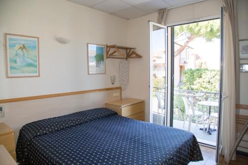A bed or beds in a room at Hotel Delle Mimose