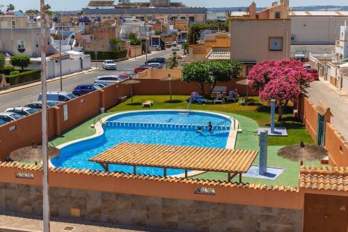 Sunny 3-Bedroom House with Pool and Rooftop Terrace