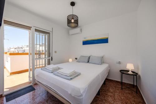 Sunny 3-Bedroom House with Pool and Rooftop Terrace