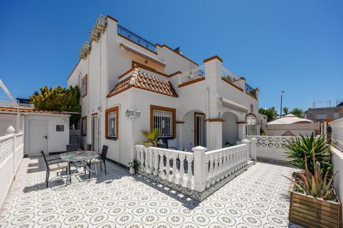 Sunny 3-Bedroom House with Pool and Rooftop Terrace