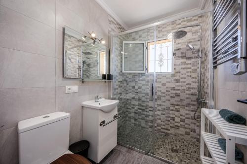 Sunny 3-Bedroom House with Pool and Rooftop Terrace
