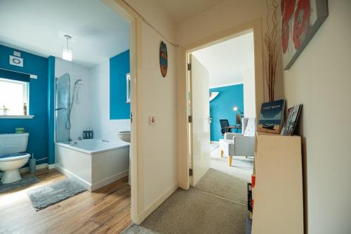 a bathroom with a tub and a toilet and a sink at Surfer 2Bed GF Flat Central Thurso, Parking, Fibre in Thurso