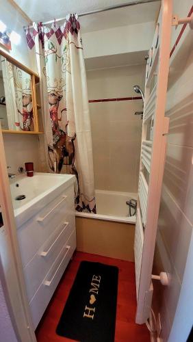 a bathroom with a tub and a sink and a shower at Studio de montagne - résidence le saphir in Puy-Saint-Vincent