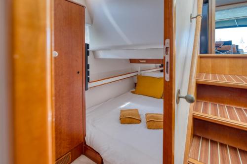a small room with a bunk bed on a boat at yacht Twenty Seven in Les Sables-d'Olonne