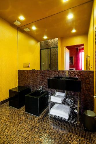 a bathroom with a sink and a mirror at Rubra in Santerno