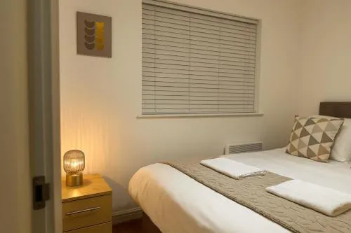 24-7 Secure City Centre Apartment with Parking for Families & Contractors photo 20