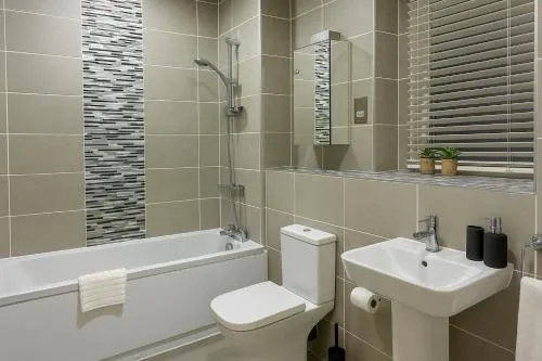 24-7 Secure City Centre Apartment with Parking for Families & Contractors photo 21