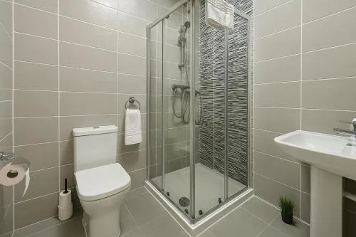 24-7 Secure City Centre Apartment with Parking for Families & Contractors photo 22