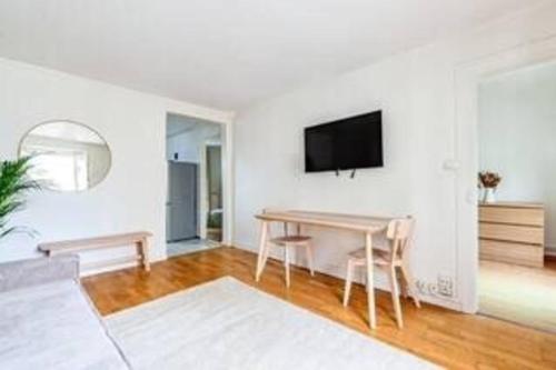 Canal Saint-Martin 10th Bright & Peaceful Apartment by MeyAgency