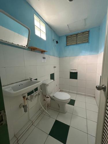 a bathroom with a toilet and a sink at Chill Out Bar and Bungalows in Tonsai Beach