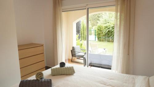 a bedroom with a bed and a window with a tub at Amazing apartment direct pool acces in Denia