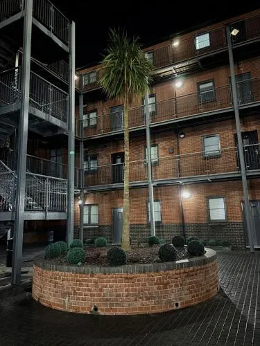 24-7 Secure City Centre Apartment with Parking for Families & Contractors photo 3