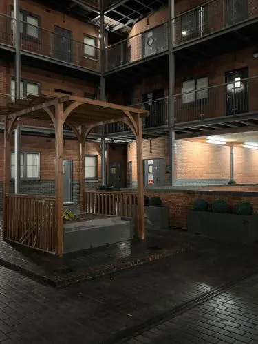 24-7 Secure City Centre Apartment with Parking for Families & Contractors photo 5