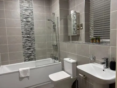 24-7 Secure City Centre Apartment with Parking for Families & Contractors photo 6