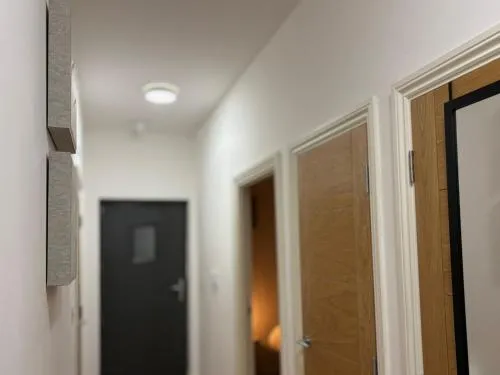 24-7 Secure City Centre Apartment with Parking for Families & Contractors photo 8