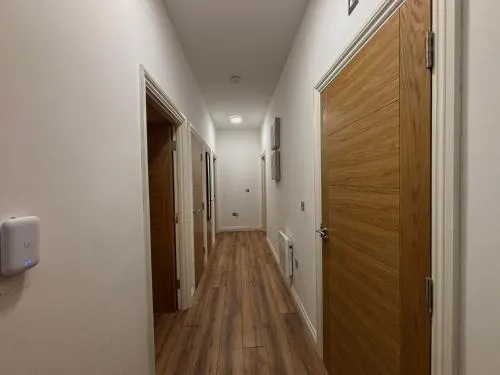 24-7 Secure City Centre Apartment with Parking for Families & Contractors photo 9