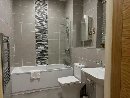 24-7 Secure City Centre Apartment with Parking for Families & Contractors photo 10