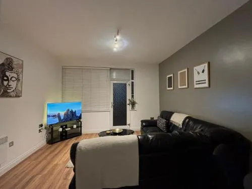 24-7 Secure City Centre Apartment with Parking for Families & Contractors photo 11