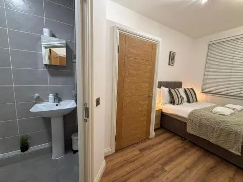 24-7 Secure City Centre Apartment with Parking for Families & Contractors photo 12