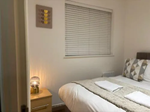 24-7 Secure City Centre Apartment with Parking for Families & Contractors photo 13