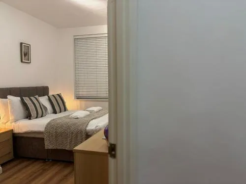 24-7 Secure City Centre Apartment with Parking for Families & Contractors photo 15