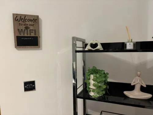 24-7 Secure City Centre Apartment with Parking for Families & Contractors photo 16